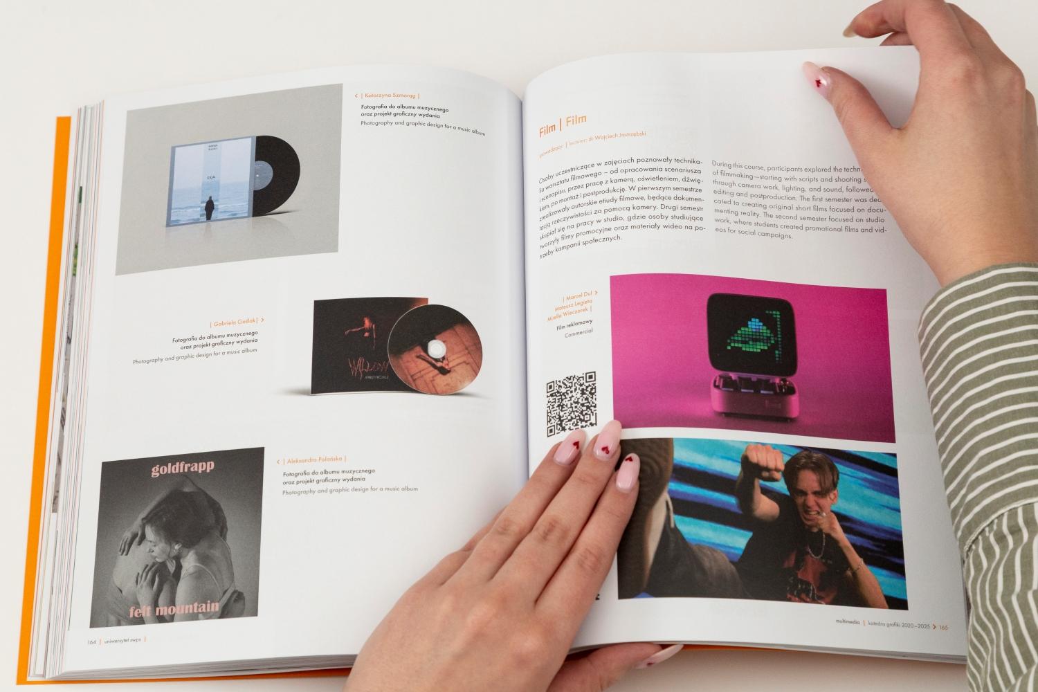 Otwarty katalog ze zdjęciami prac studentów grafiki na Uniwersytecie SWPS