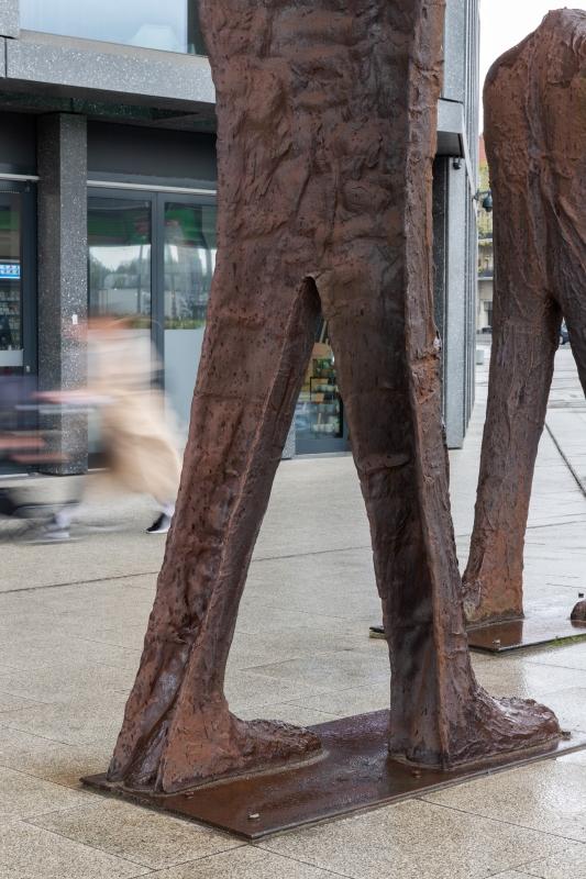 Dwie rzeźby Magdaleny Abakanowicz z instalacji "5 figur" w Poznaniu
