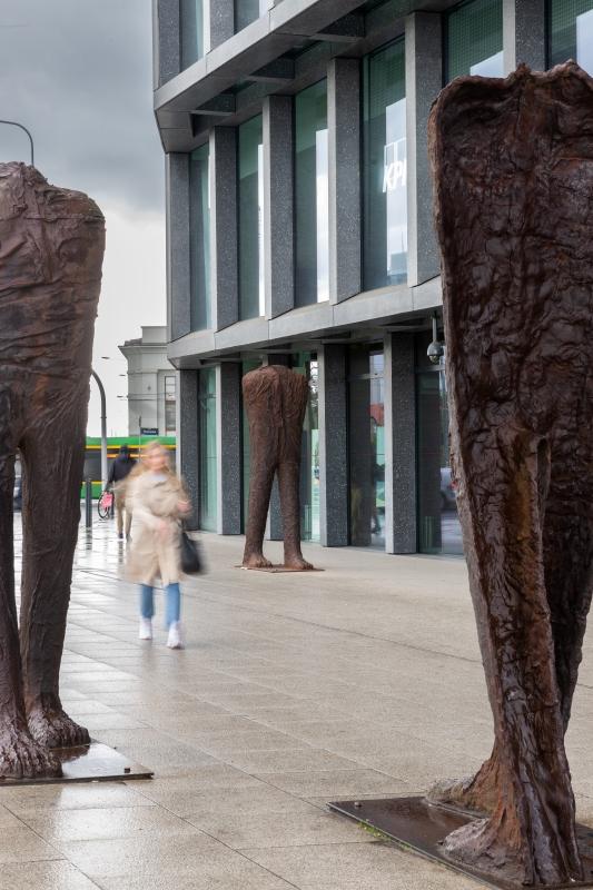 Trzy rzeźby Magdaleny Abakanowicz z instalacji "5 figur" w Poznaniu