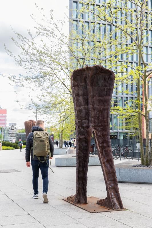 Przechodzień przygląda się rzeźbie Magdaleny Abakanowicz z serii "5 figur"
