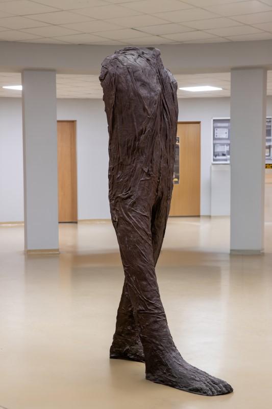Rzeźba Magdaleny Abakanowicz "Element stojący lewy" przedstawiająca ludzką sylwetkę bez rąk i głowy
