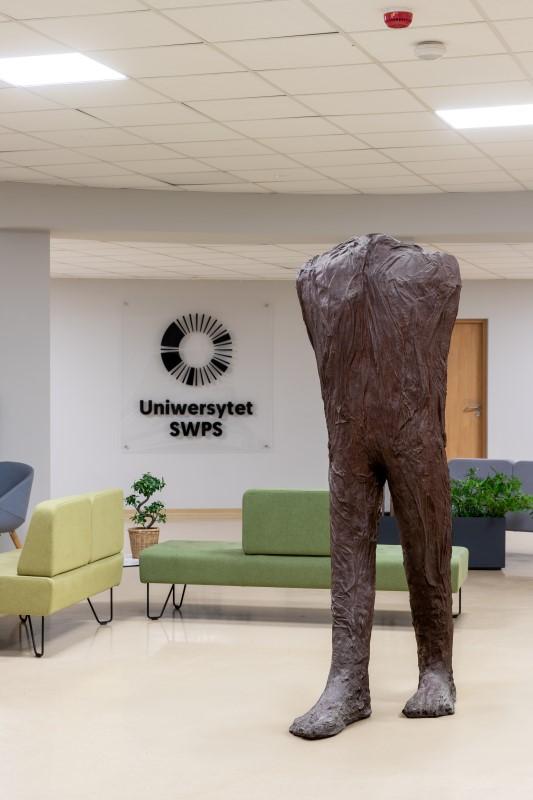 Rzeźba Magdaleny Abakanowicz "Element stojący lewy" przedstawiająca ludzką sylwetkę bez rąk i głowy