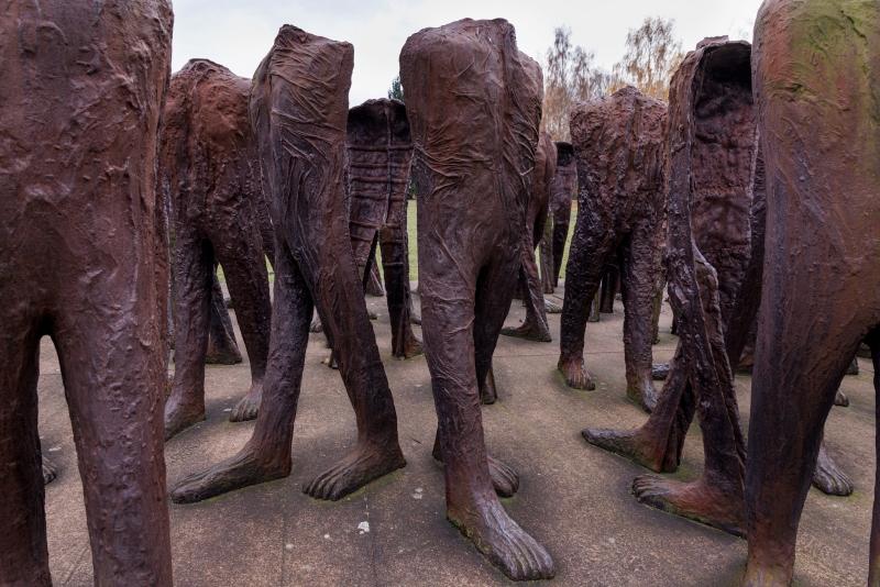 Grupa rzeźb Magdaleny Abakanowicz "Nierozpoznani" w poznańskim parku