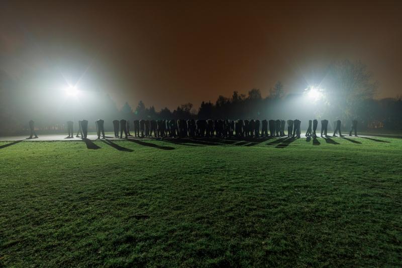 Grupa rzeźb Magdaleny Abakanowicz "Nierozpoznani" w poznańskim parku, zdjęcie nocne