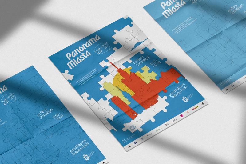 Trzy niebieskie ulotki ułożone na jasnym tle. Środkowa ulotka jest wyraźna i przedstawia plakat wydarzenia 'Panorama Miasta'. Na niebieskim tle widać motyw rozsypanych puzzli. Część z nich układa się w kolorową sylwetkę Pałacu Kultury i Nauki
