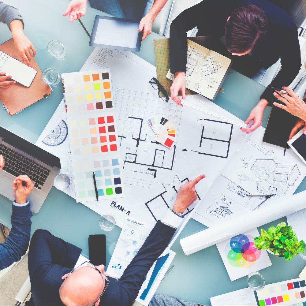 Zespół designerów pracuje nad nowym projektem.