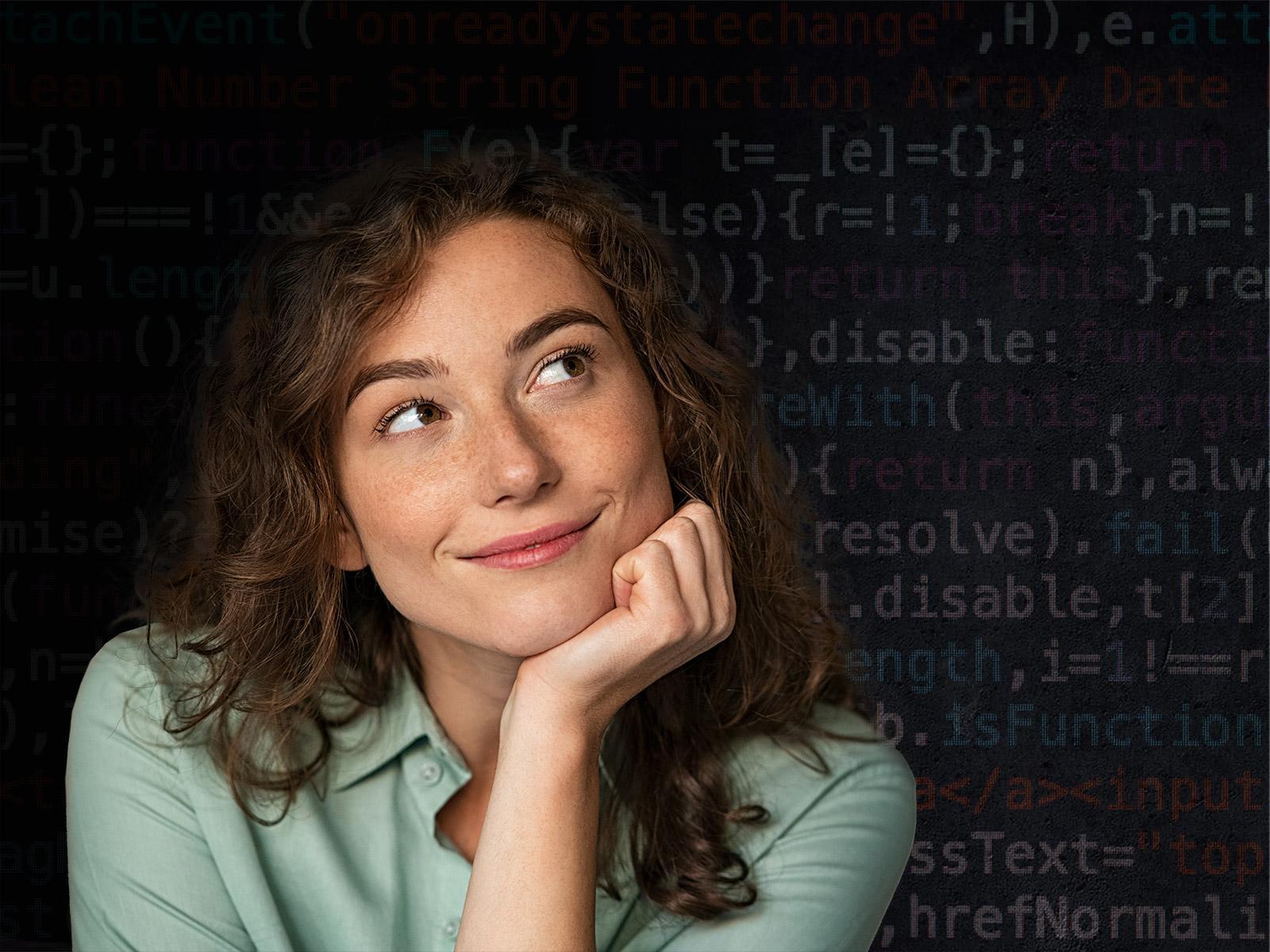 młoda kobieta patrząca na kod programistyczny w tle