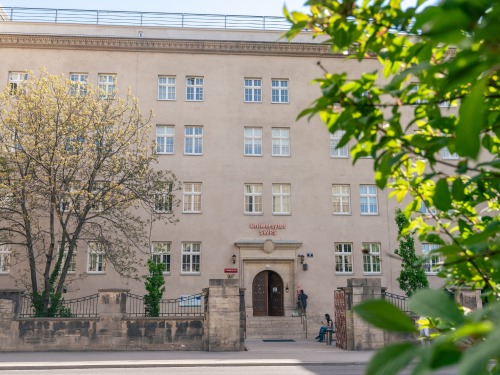 Parapetówka w nowej siedzibie Uniwersytetu SWPS w Krakowie. Uczelnia zaprasza na wystawy, silent disco i turniej esportowy